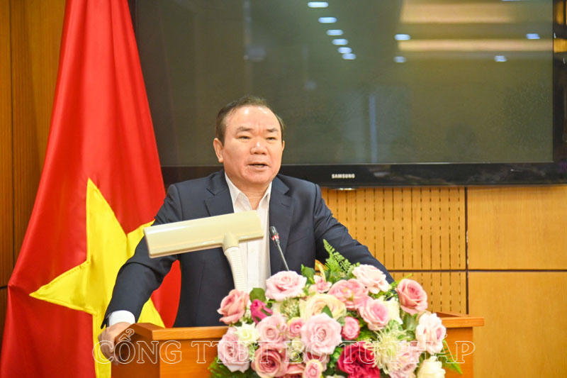 Công đoàn Bộ Tư pháp tặng quà đoàn viên công đoàn dịp Tết Nguyên đán 2024