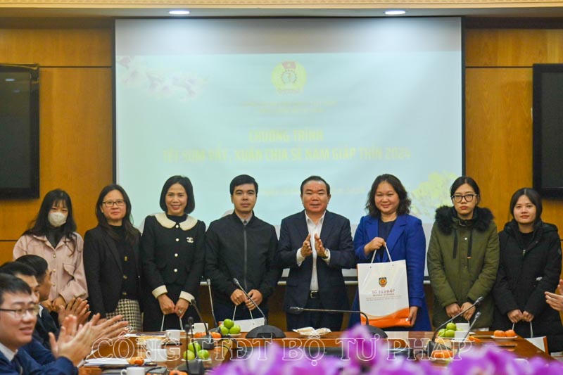 Công đoàn Bộ Tư pháp tặng quà đoàn viên công đoàn dịp Tết Nguyên đán 2024