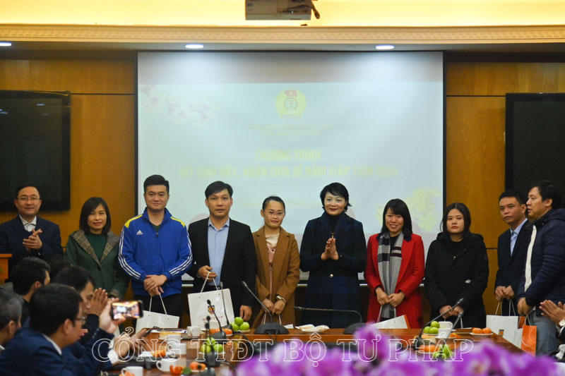Công đoàn Bộ Tư pháp tặng quà đoàn viên công đoàn dịp Tết Nguyên đán 2024
