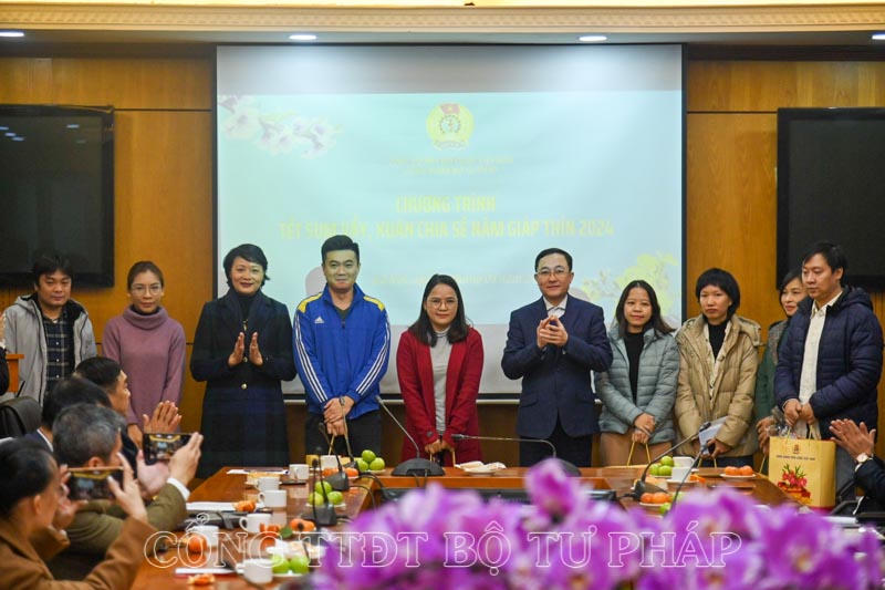 Công đoàn Bộ Tư pháp tặng quà đoàn viên công đoàn dịp Tết Nguyên đán 2024