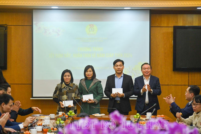 Công đoàn Bộ Tư pháp tặng quà đoàn viên công đoàn dịp Tết Nguyên đán 2024