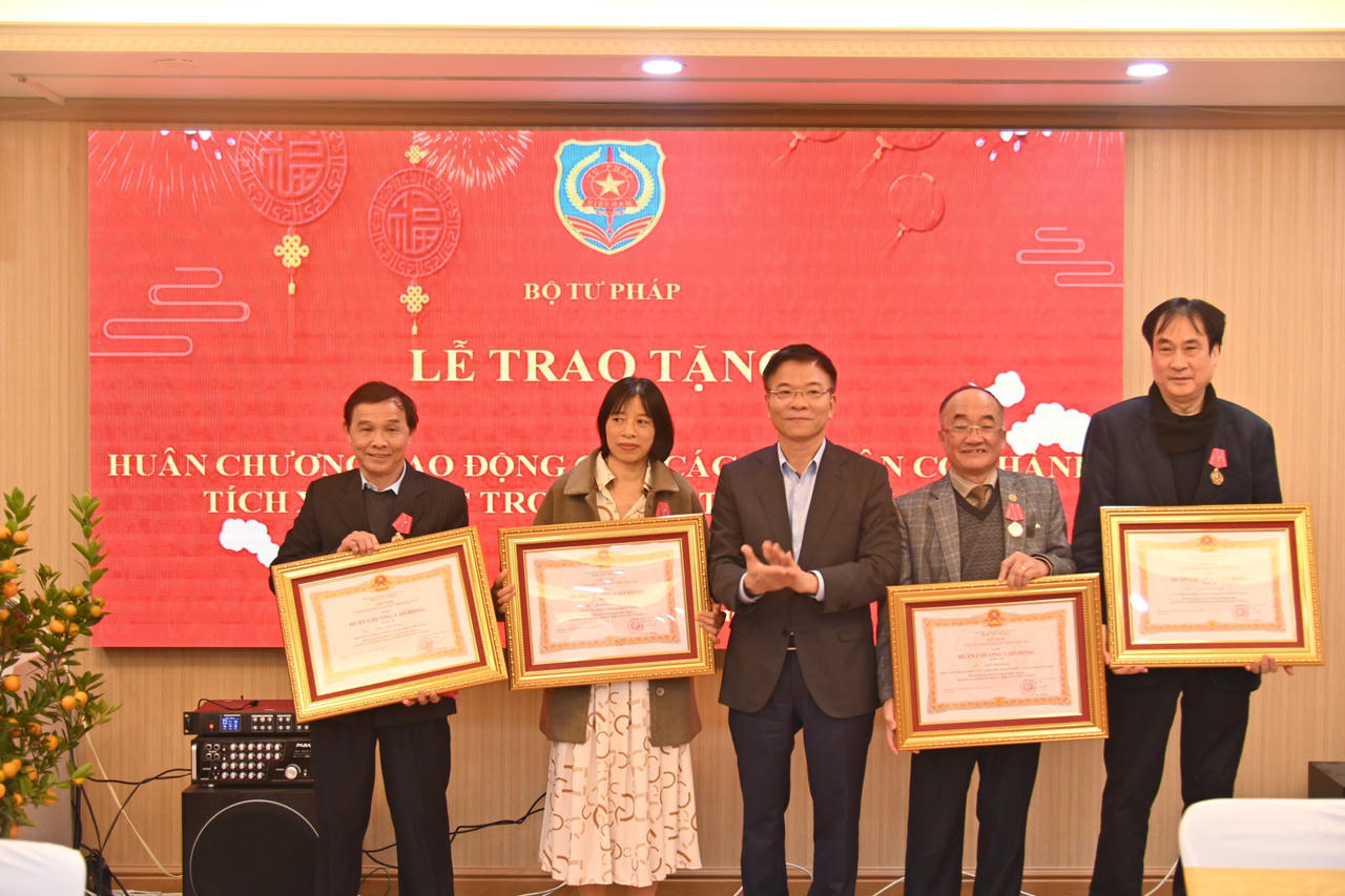 Gặp mặt, tri ân cán bộ hưu trí Bộ Tư pháp nhân dịp xuân Giáp Thìn 2024