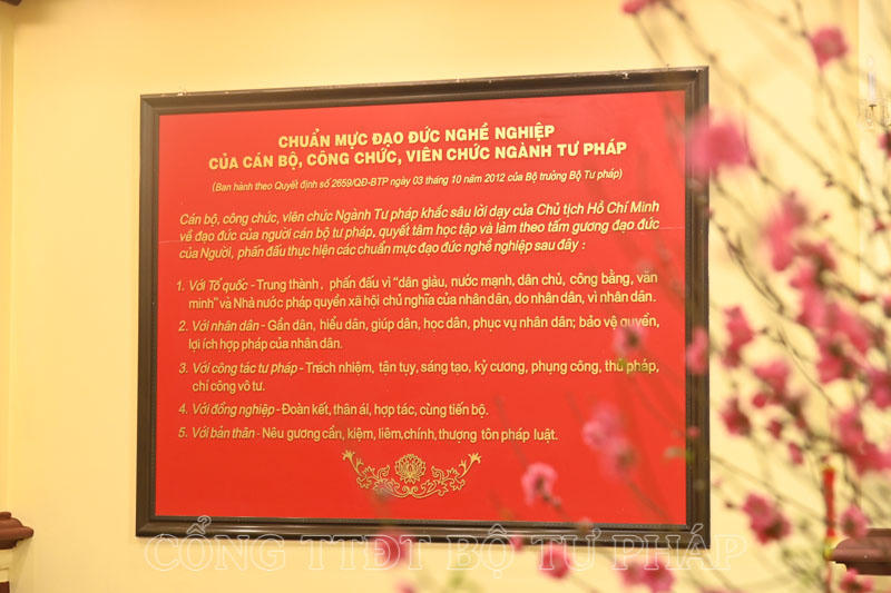 Trụ sở Bộ Tư pháp thay “áo mới” chào mừng Tết Nguyên đán Giáp Thìn năm 2024