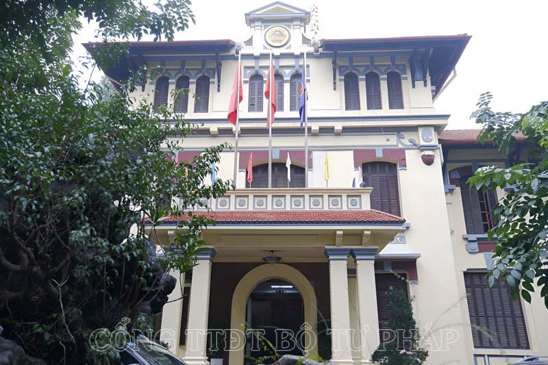 Trụ sở Bộ Tư pháp thay “áo mới” chào mừng Tết Nguyên đán Giáp Thìn năm 2024