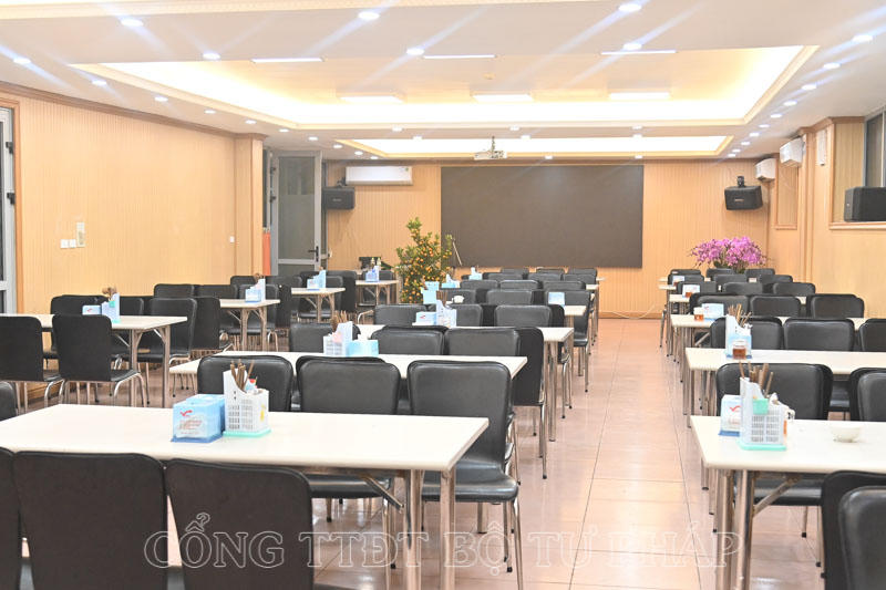 Trụ sở Bộ Tư pháp thay “áo mới” chào mừng Tết Nguyên đán Giáp Thìn năm 2024