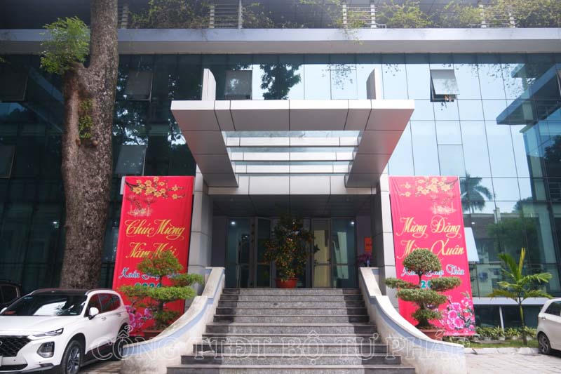 Trụ sở Bộ Tư pháp thay “áo mới” chào mừng Tết Nguyên đán Giáp Thìn năm 2024