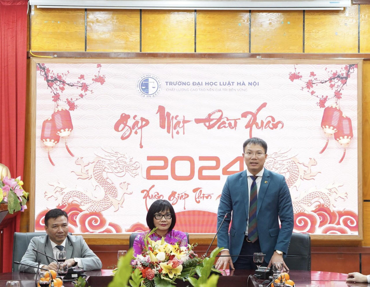 Thứ trưởng Đặng Hoàng Oanh thăm và chúc tết Trường Đại học Luật Hà Nội