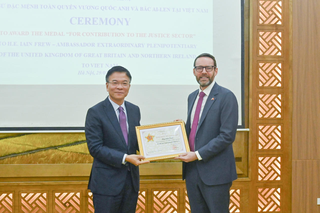 Bộ Tư pháp trao tặng Kỷ niệm chương “Vì sự nghiệp tư pháp”