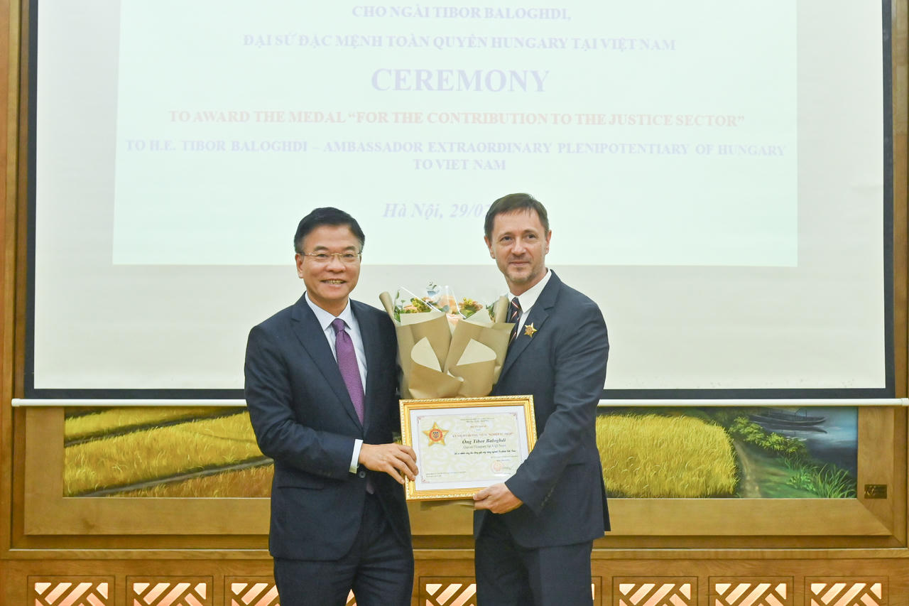 Bộ Tư pháp trao tặng Kỷ niệm chương “Vì sự nghiệp tư pháp”