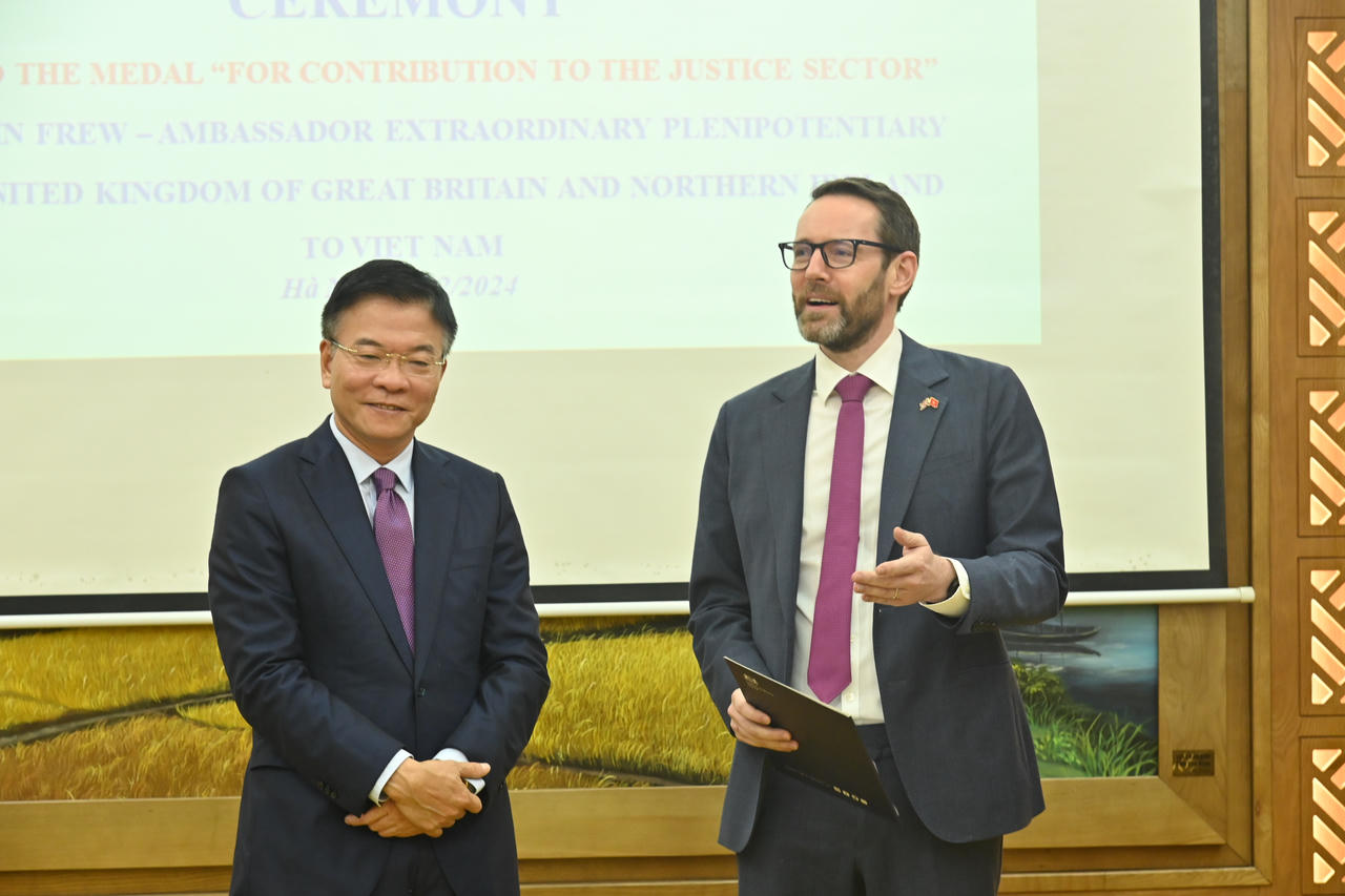 Bộ Tư pháp trao tặng Kỷ niệm chương “Vì sự nghiệp tư pháp”