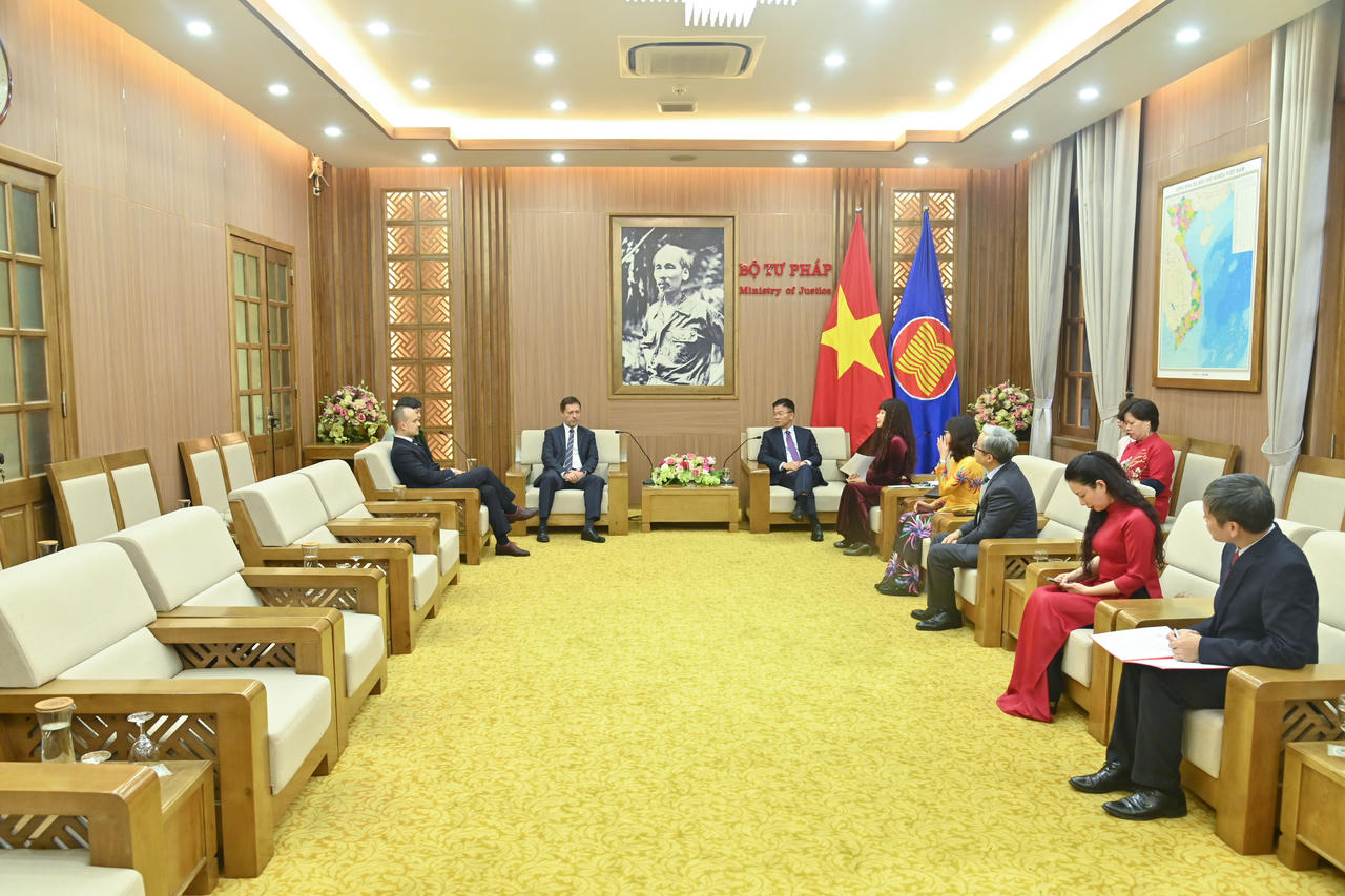 Bộ Tư pháp trao tặng Kỷ niệm chương “Vì sự nghiệp tư pháp”