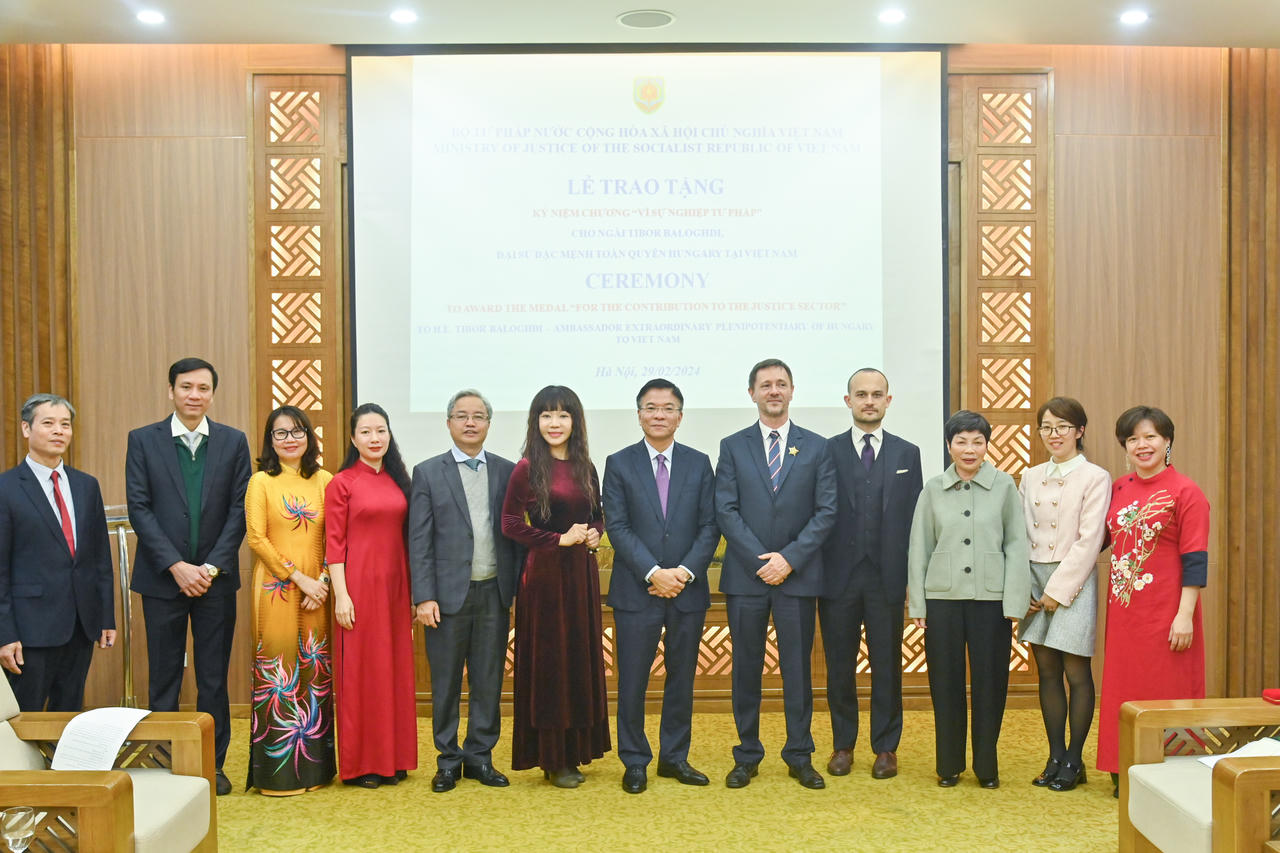 Bộ Tư pháp trao tặng Kỷ niệm chương “Vì sự nghiệp tư pháp”