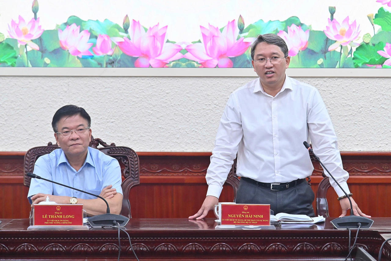 Bàn giao công tác giữa Phó Thủ tướng Lê Thành Long và Bộ trưởng Bộ Tư pháp Nguyễn Hải Ninh