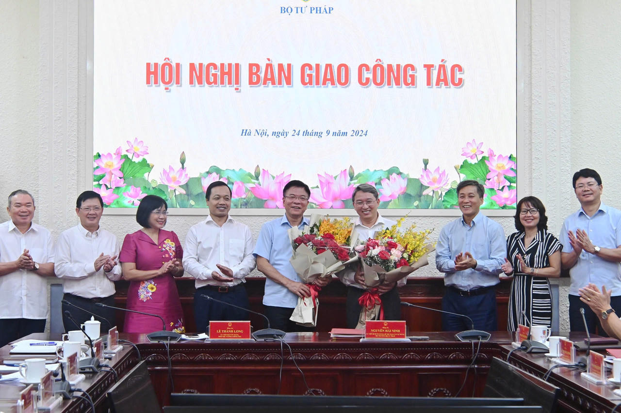 Bàn giao công tác giữa Phó Thủ tướng Lê Thành Long và Bộ trưởng Bộ Tư pháp Nguyễn Hải Ninh