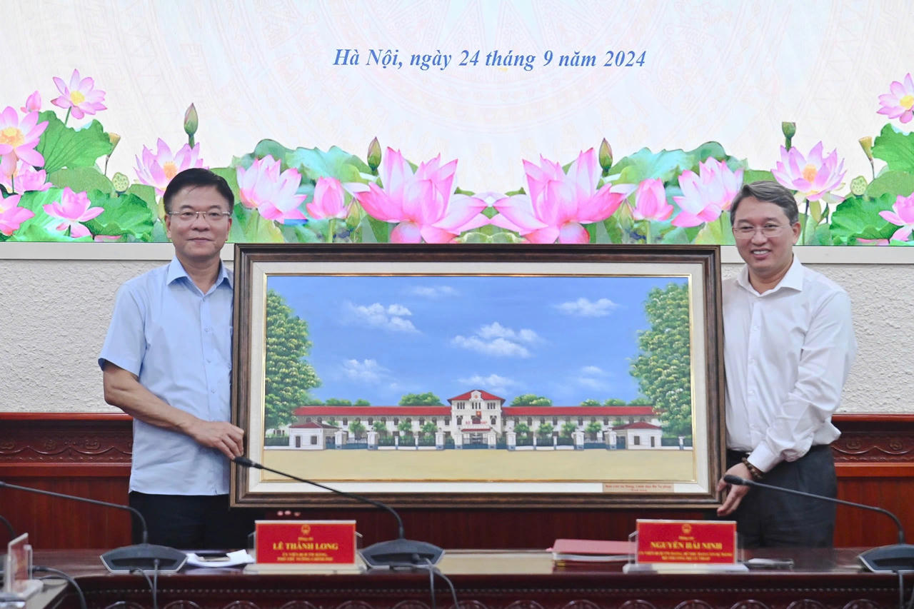 Bàn giao công tác giữa Phó Thủ tướng Lê Thành Long và Bộ trưởng Bộ Tư pháp Nguyễn Hải Ninh