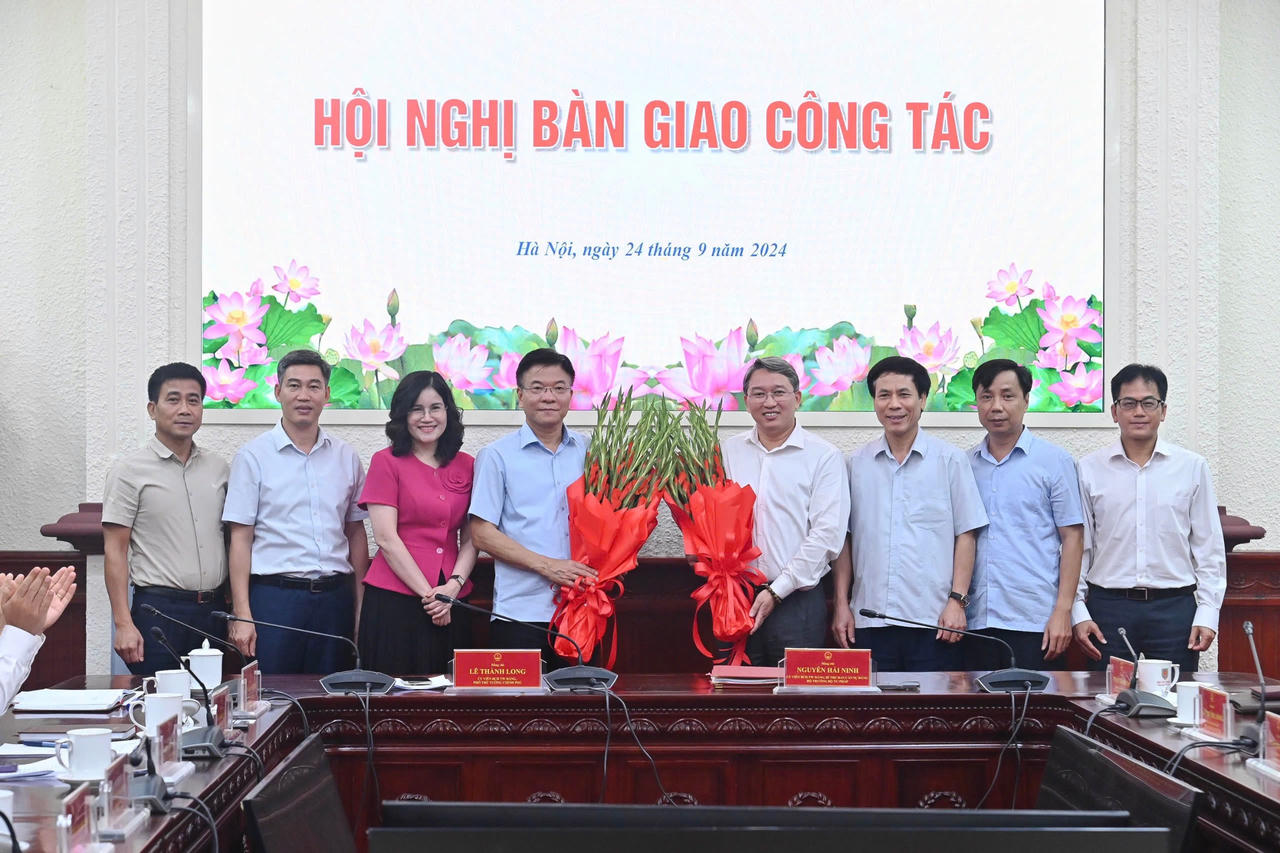 Bàn giao công tác giữa Phó Thủ tướng Lê Thành Long và Bộ trưởng Bộ Tư pháp Nguyễn Hải Ninh