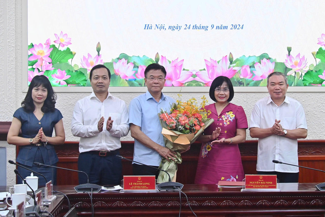 Bàn giao công tác giữa Phó Thủ tướng Lê Thành Long và Bộ trưởng Bộ Tư pháp Nguyễn Hải Ninh