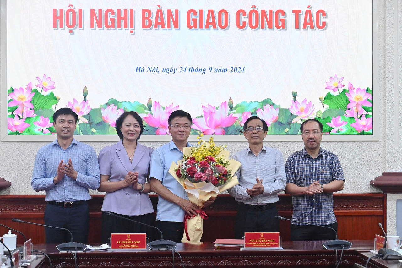 Bàn giao công tác giữa Phó Thủ tướng Lê Thành Long và Bộ trưởng Bộ Tư pháp Nguyễn Hải Ninh