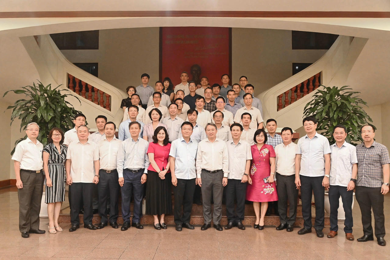 Bàn giao công tác giữa Phó Thủ tướng Lê Thành Long và Bộ trưởng Bộ Tư pháp Nguyễn Hải Ninh