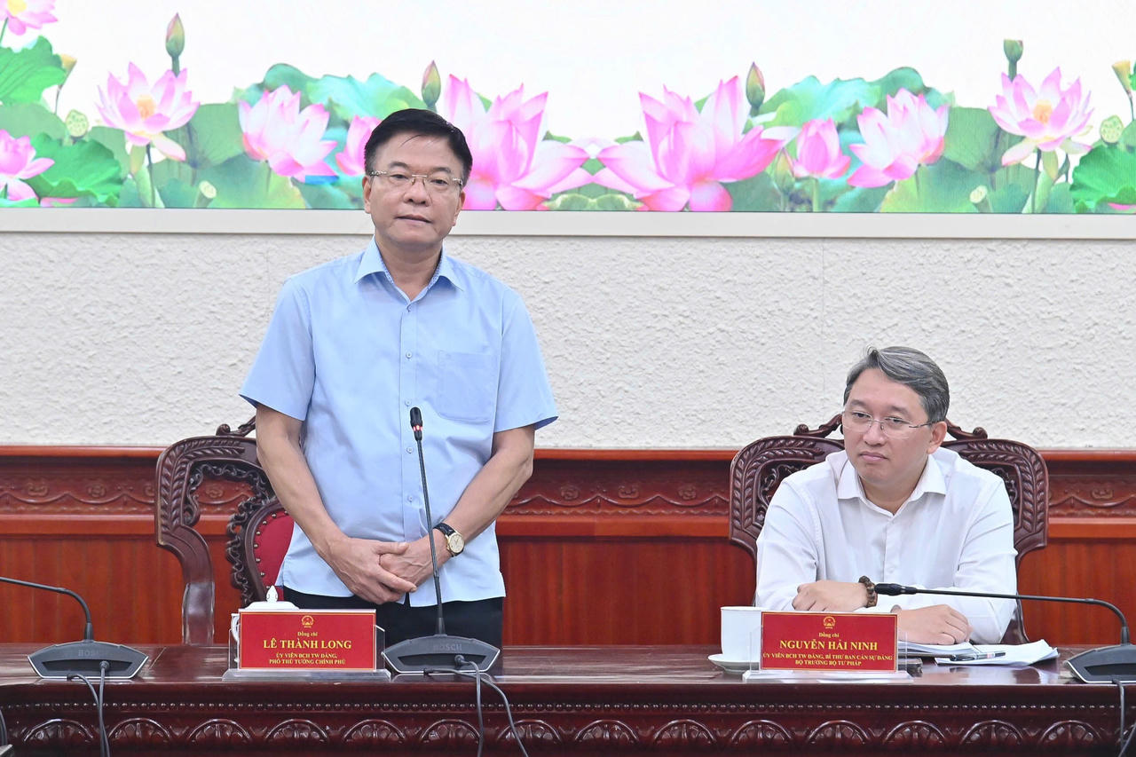 Bàn giao công tác giữa Phó Thủ tướng Lê Thành Long và Bộ trưởng Bộ Tư pháp Nguyễn Hải Ninh