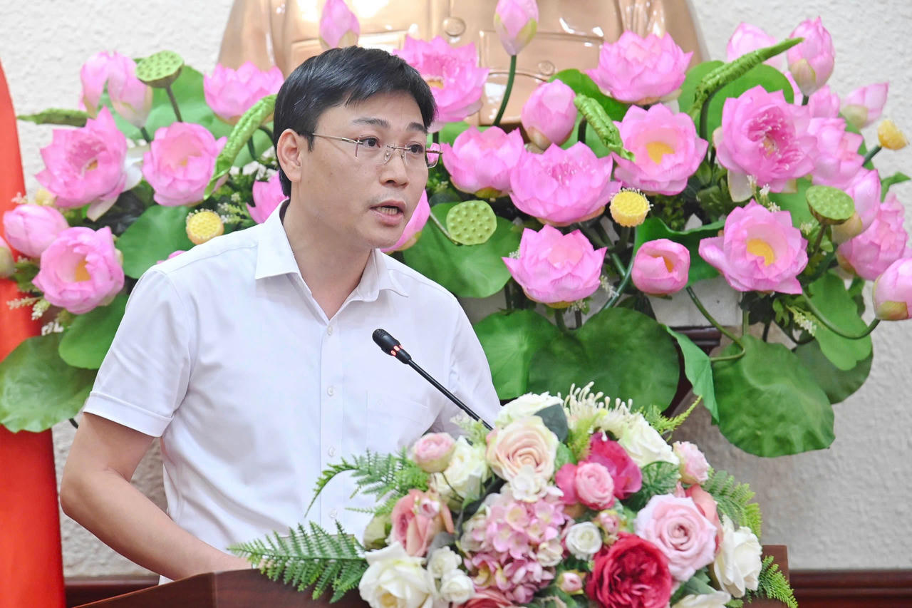 Bàn giao công tác giữa Phó Thủ tướng Lê Thành Long và Bộ trưởng Bộ Tư pháp Nguyễn Hải Ninh