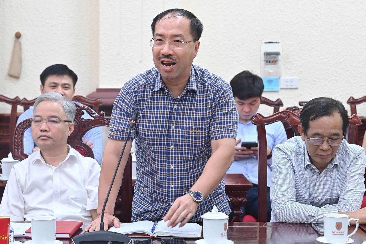 Bàn giao công tác giữa Phó Thủ tướng Lê Thành Long và Bộ trưởng Bộ Tư pháp Nguyễn Hải Ninh