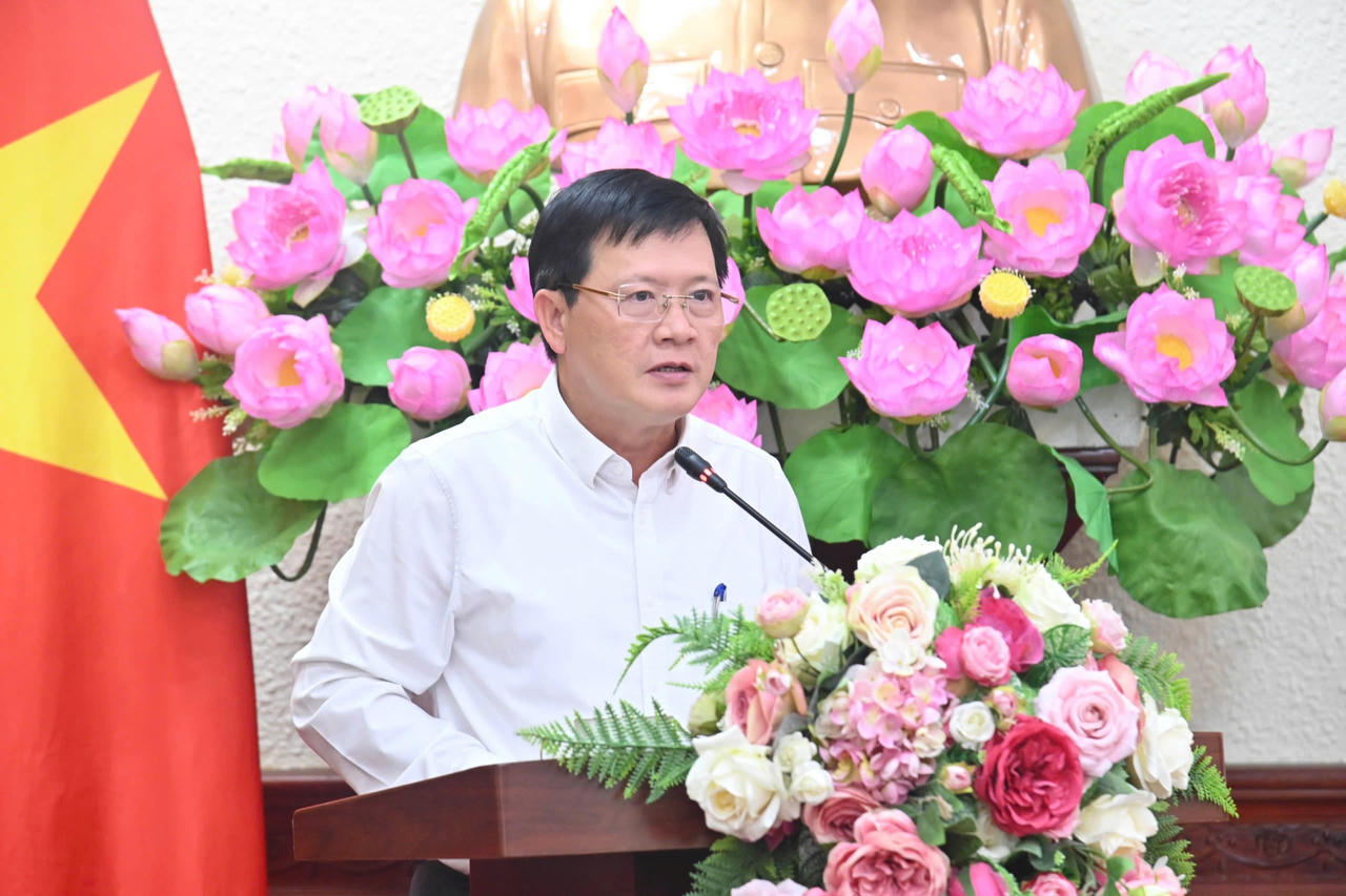 Bàn giao công tác giữa Phó Thủ tướng Lê Thành Long và Bộ trưởng Bộ Tư pháp Nguyễn Hải Ninh