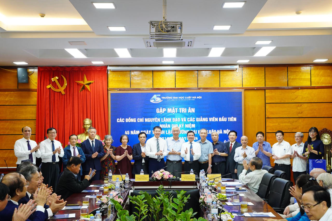 Gặp mặt nguyên lãnh đạo và thế hệ giảng viên đầu tiên của Trường Đại học Luật Hà Nội