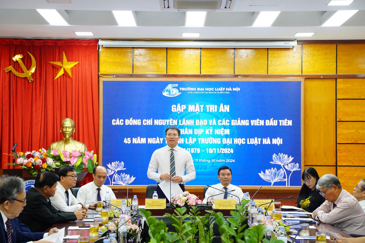 Gặp mặt nguyên lãnh đạo và thế hệ giảng viên đầu tiên của Trường Đại học Luật Hà Nội