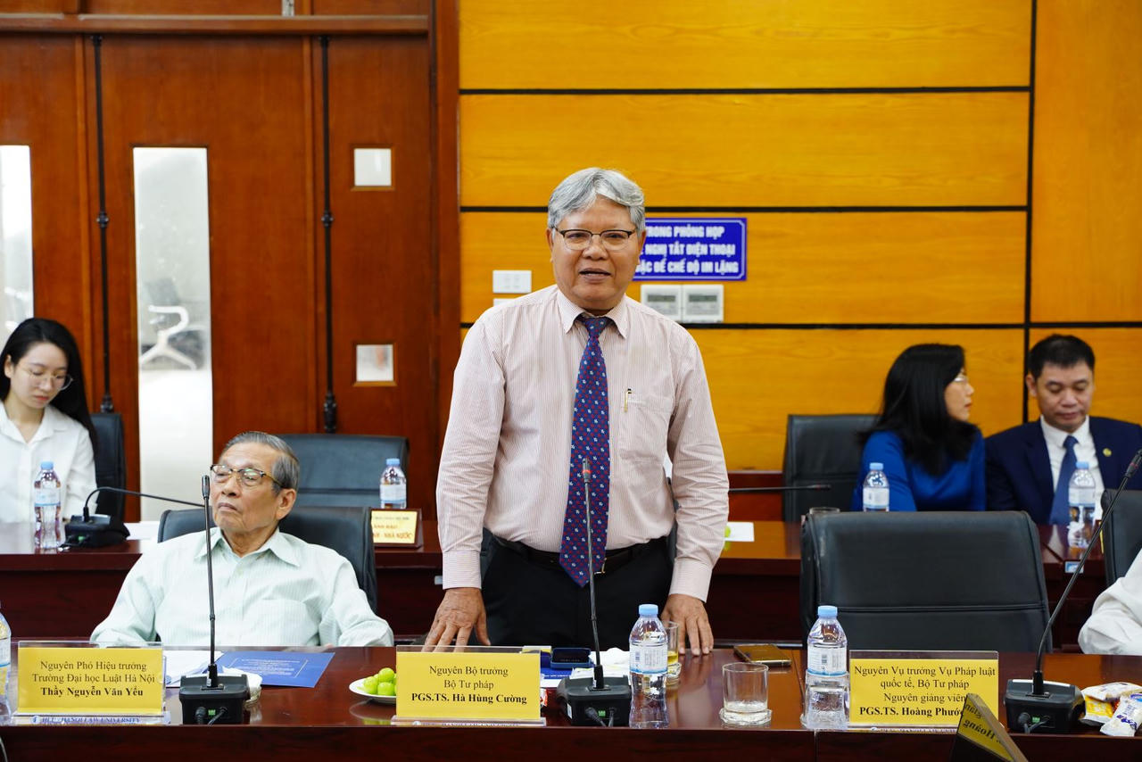 Gặp mặt nguyên lãnh đạo và thế hệ giảng viên đầu tiên của Trường Đại học Luật Hà Nội