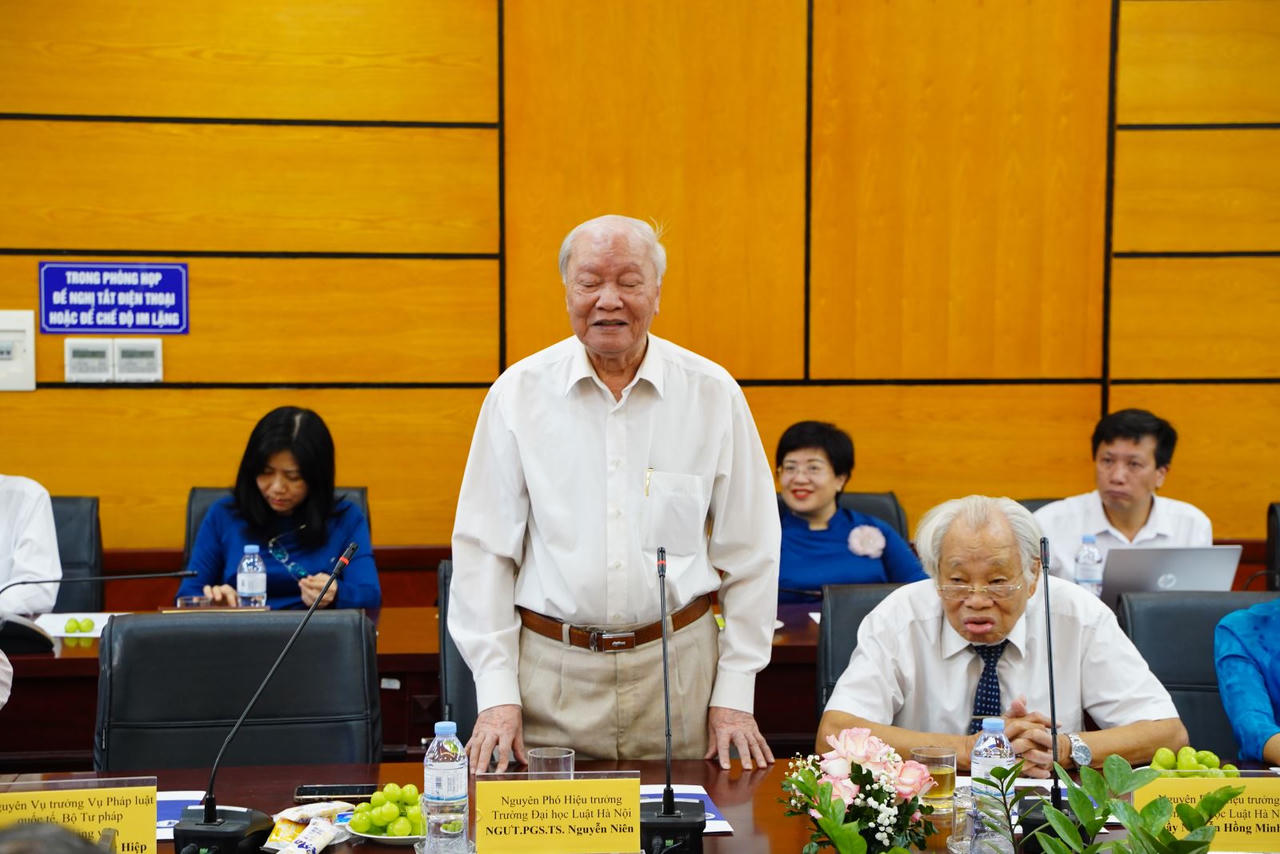 Gặp mặt nguyên lãnh đạo và thế hệ giảng viên đầu tiên của Trường Đại học Luật Hà Nội