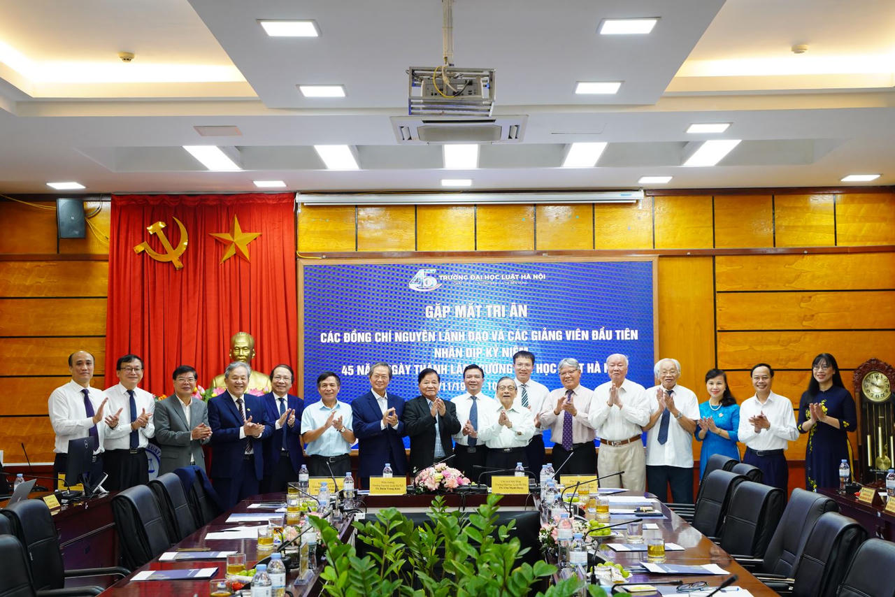 Gặp mặt nguyên lãnh đạo và thế hệ giảng viên đầu tiên của Trường Đại học Luật Hà Nội