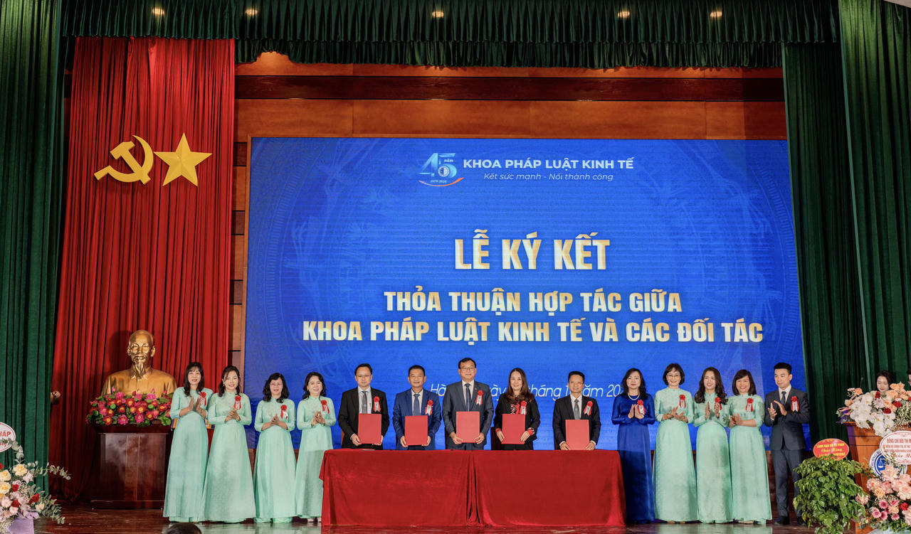 Khoa Pháp luật Kinh tế, Trường Đại học Luật Hà Nội đón nhận Bằng khen của Thủ tướng Chính phủ