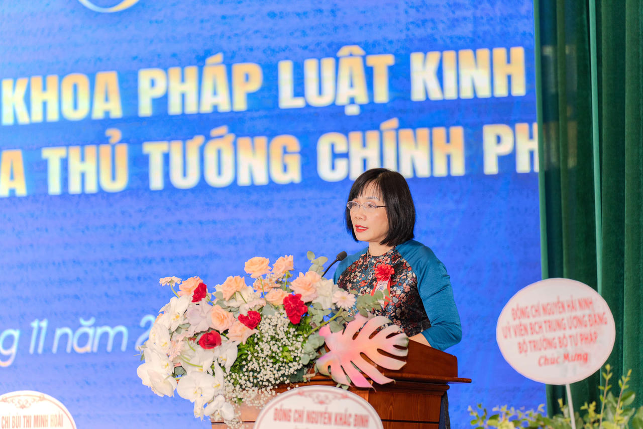 Khoa Pháp luật Kinh tế, Trường Đại học Luật Hà Nội đón nhận Bằng khen của Thủ tướng Chính phủ