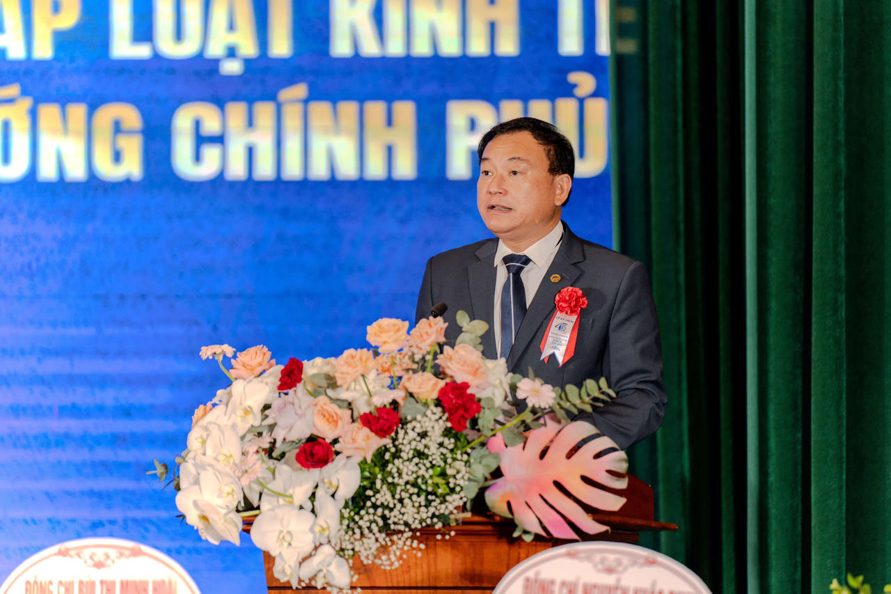 Khoa Pháp luật Kinh tế, Trường Đại học Luật Hà Nội đón nhận Bằng khen của Thủ tướng Chính phủ