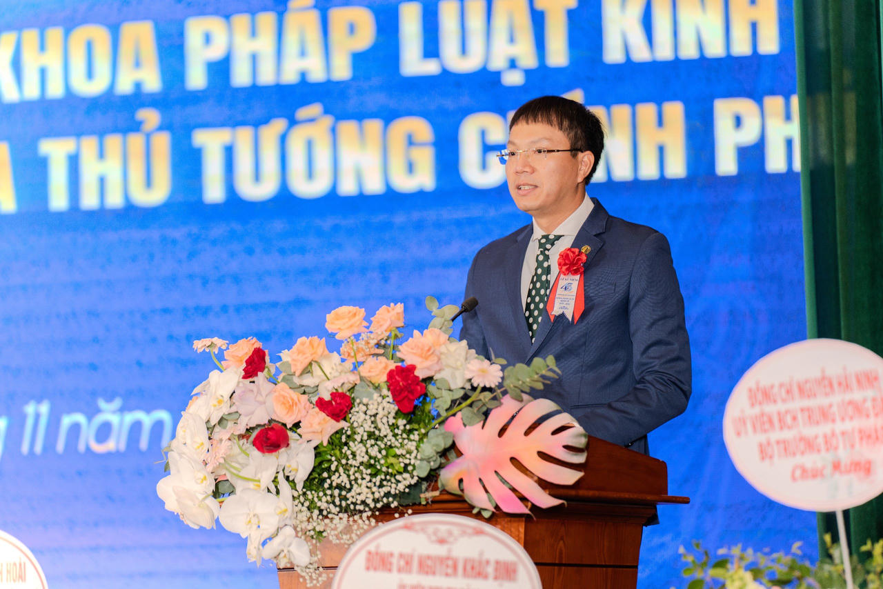 Khoa Pháp luật Kinh tế, Trường Đại học Luật Hà Nội đón nhận Bằng khen của Thủ tướng Chính phủ