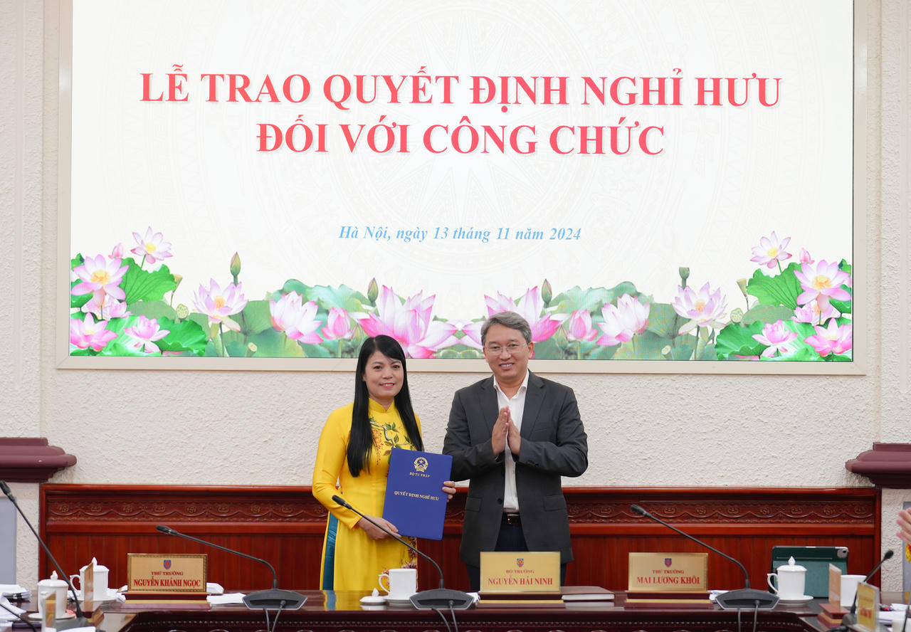 Bộ Tư pháp trao Quyết định nghỉ hưu cho công chức