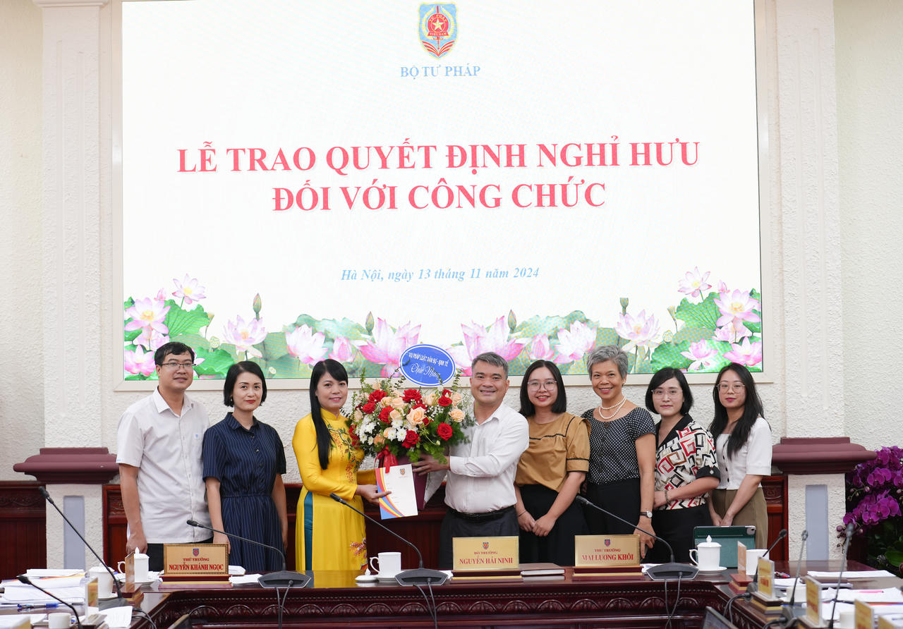 Bộ Tư pháp trao Quyết định nghỉ hưu cho công chức