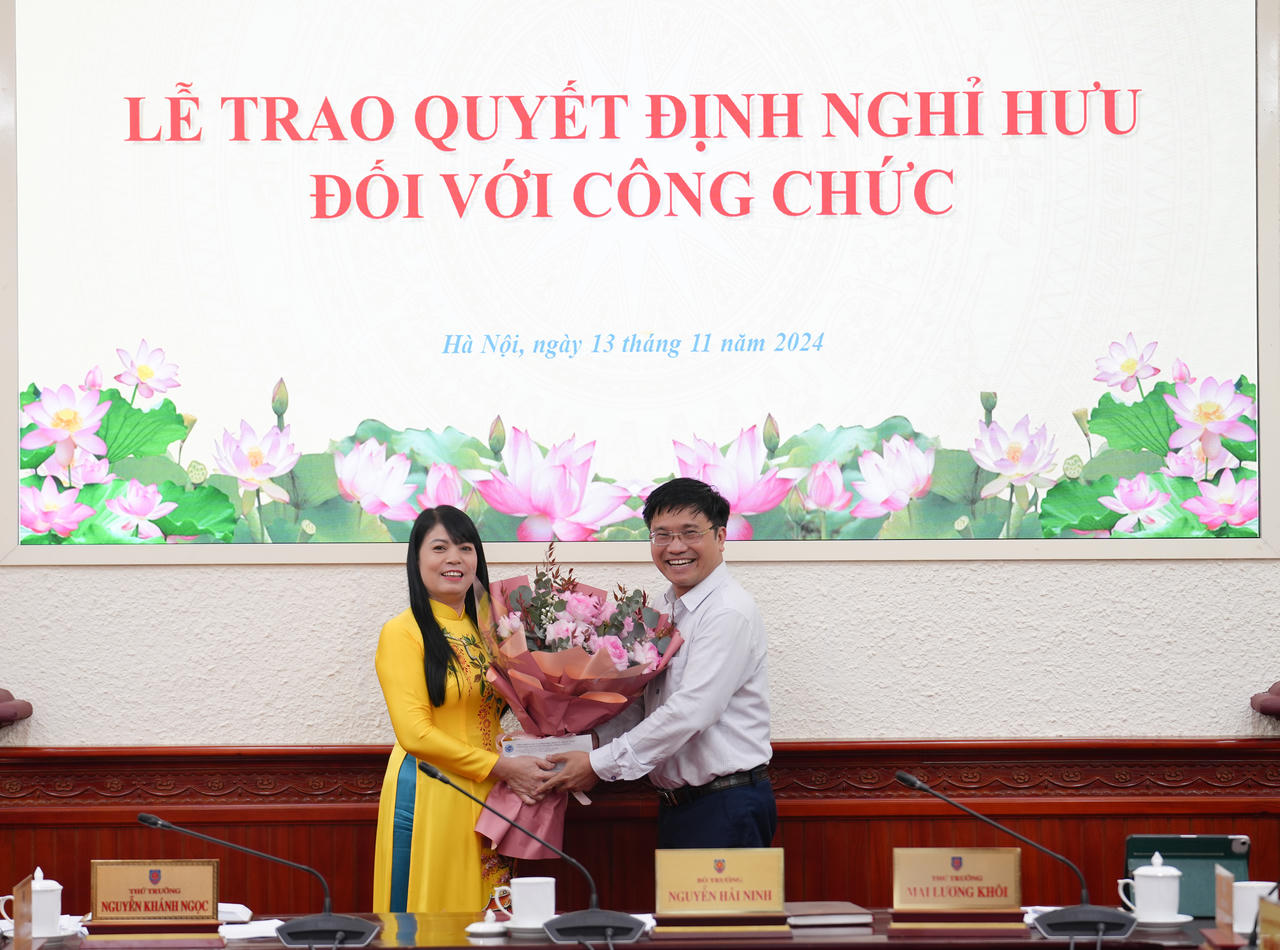 Bộ Tư pháp trao Quyết định nghỉ hưu cho công chức
