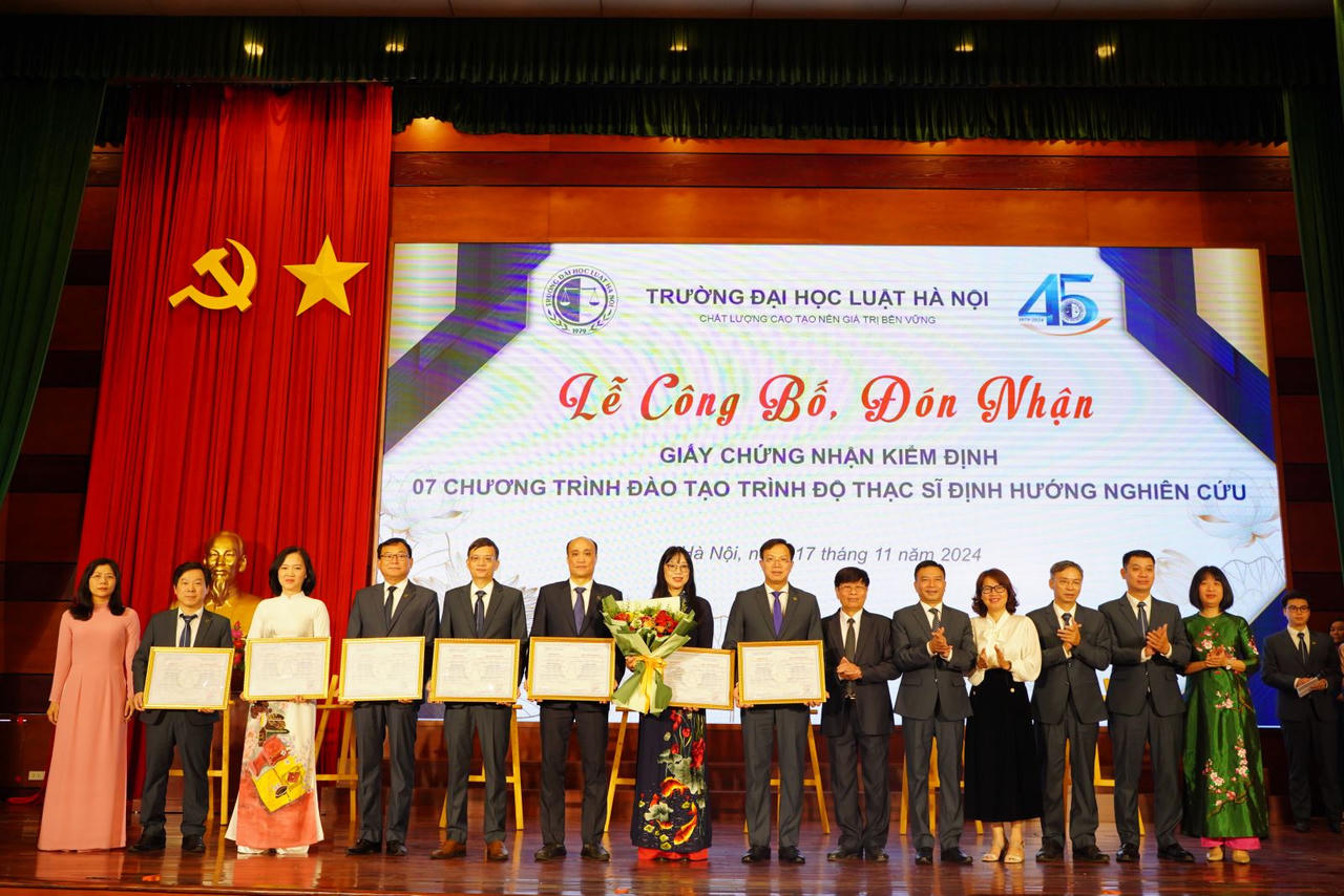Trường Đại học Luật Hà Nội nhận Giấy chứng nhận kiểm định 07 chương trình đào tạo trình độ thạc sĩ định hướng nghiên cứu 