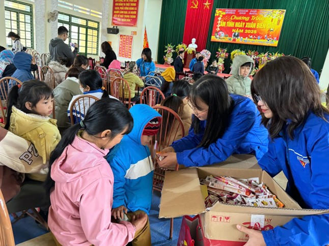 Đoàn Thanh niên Bộ Tư pháp trao quà Tết tại tỉnh Lào Cai nhân dịp tết nguyên đán 2025