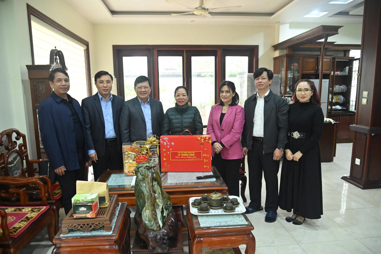 Lãnh đạo Bộ Tư pháp thăm, chúc Tết gia đình các đồng chí nguyên lãnh đạo Bộ