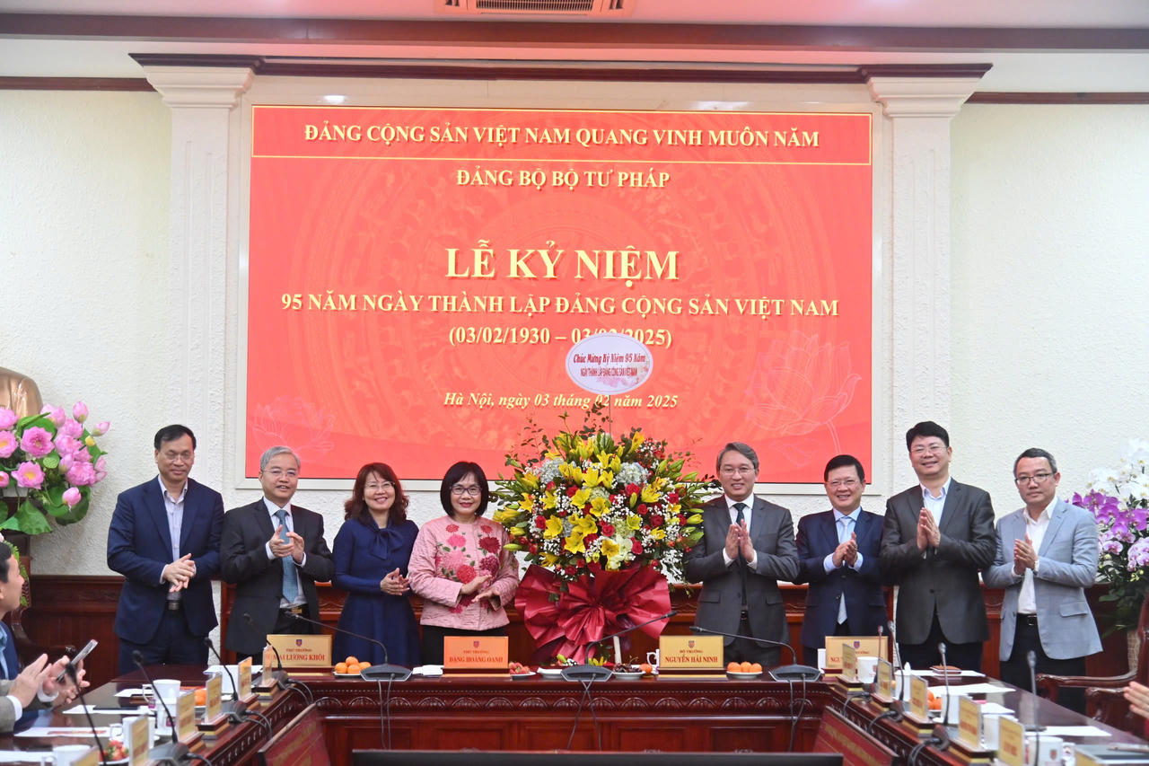 Bộ Tư pháp gặp mặt đầu Xuân Ất Tỵ 2025 và chúc mừng Kỷ niệm 95 năm ngày thành lập Đảng Cộng sản Việt Nam