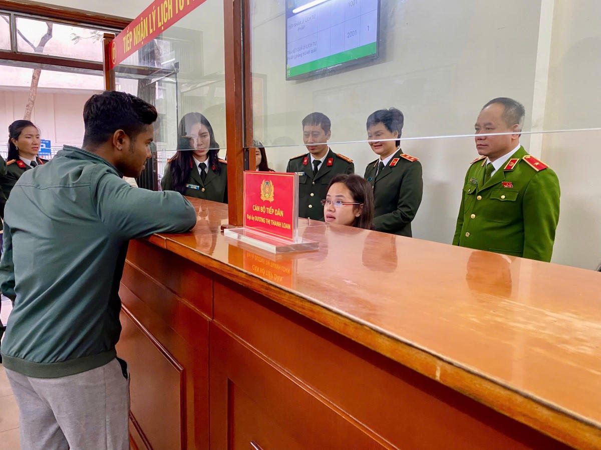 Công an các địa phương “bắt nhịp” nhanh, giải quyết công việc cho dân trong ngày đầu tiên tiếp nhận nhiệm vụ mới