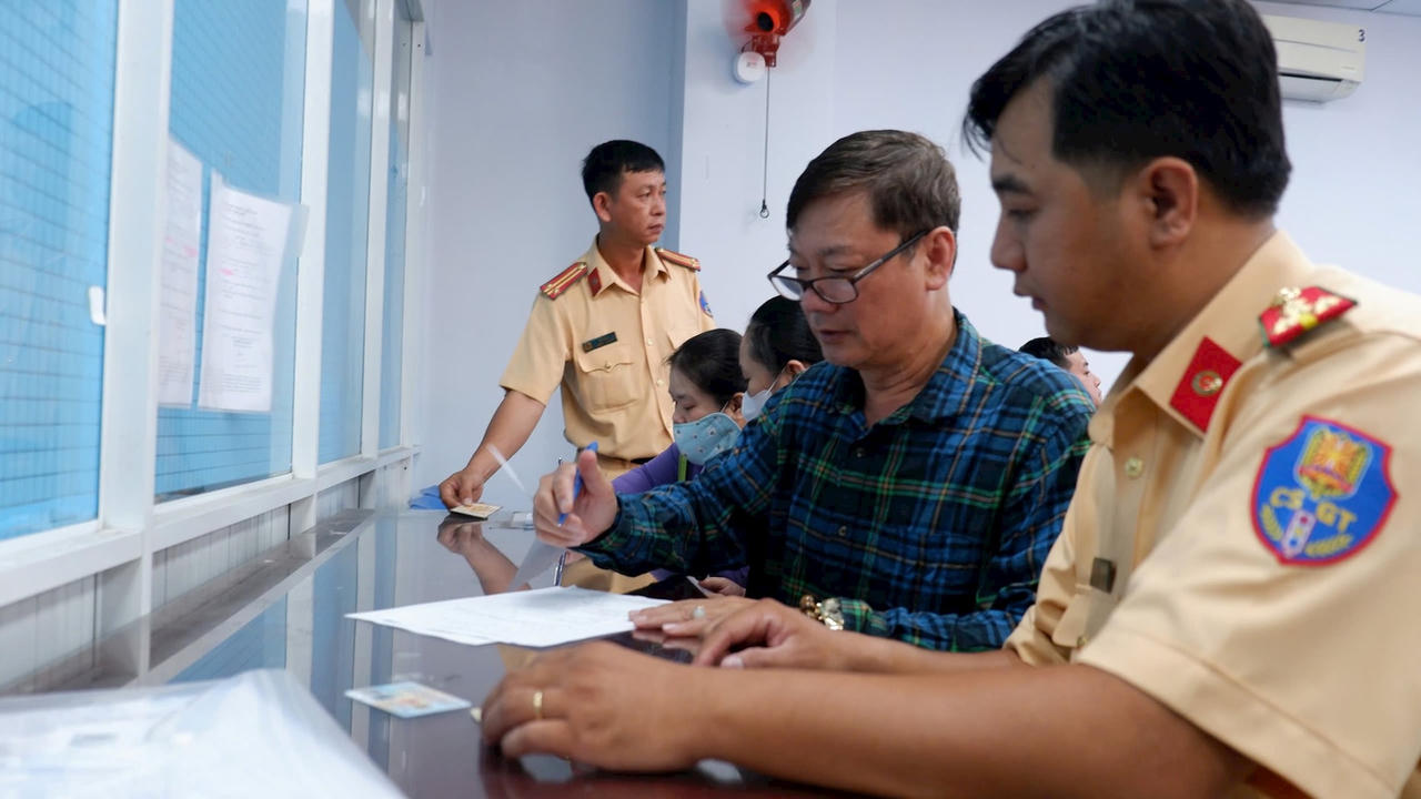 Công an các địa phương “bắt nhịp” nhanh, giải quyết công việc cho dân trong ngày đầu tiên tiếp nhận nhiệm vụ mới