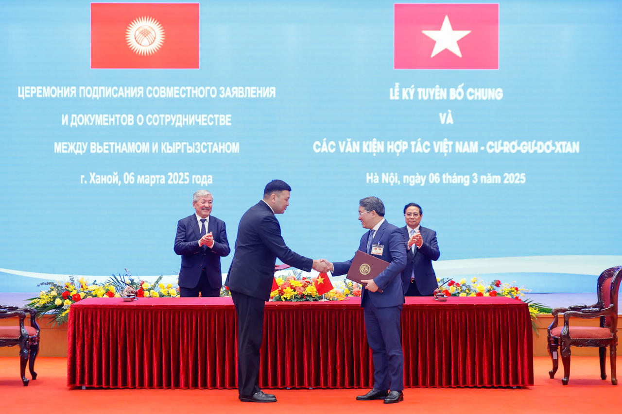 Bộ Tư pháp Việt Nam - Bộ Tư pháp Kyrgyzstan: Ký Bản Ghi nhớ hợp tác trong lĩnh vực pháp luật