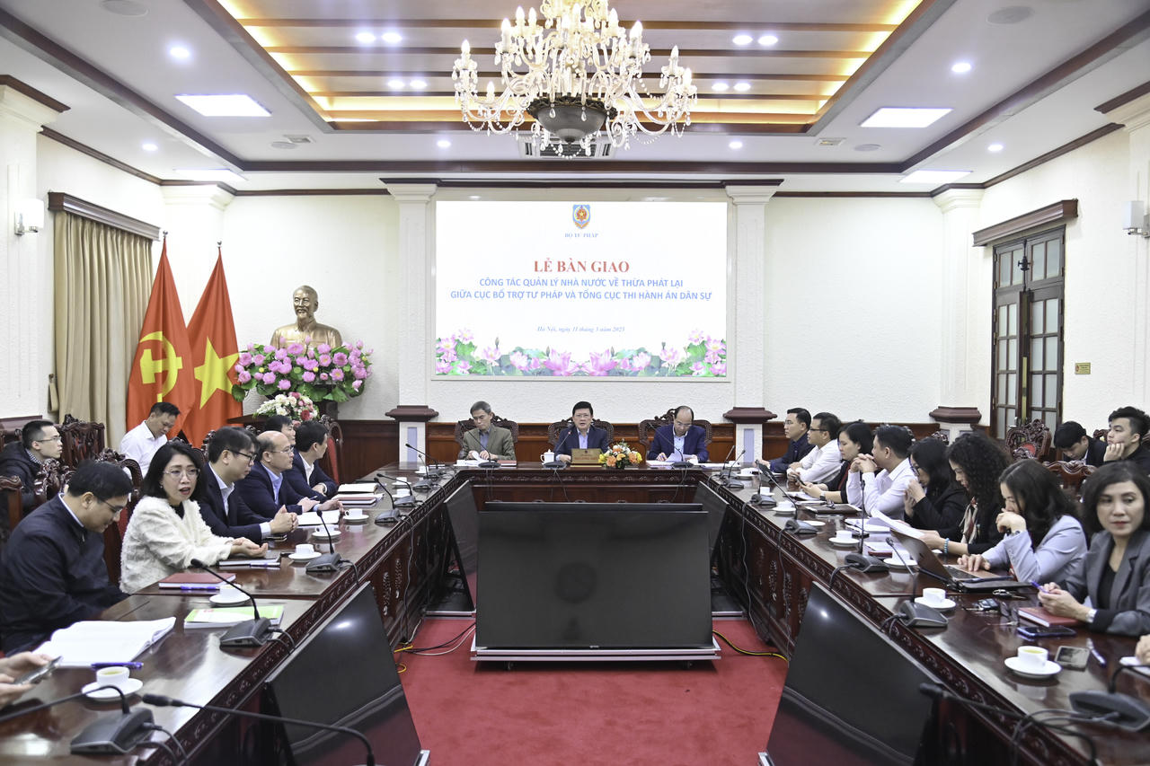 Bàn giao công tác quản lý nhà nước về thừa phát lại