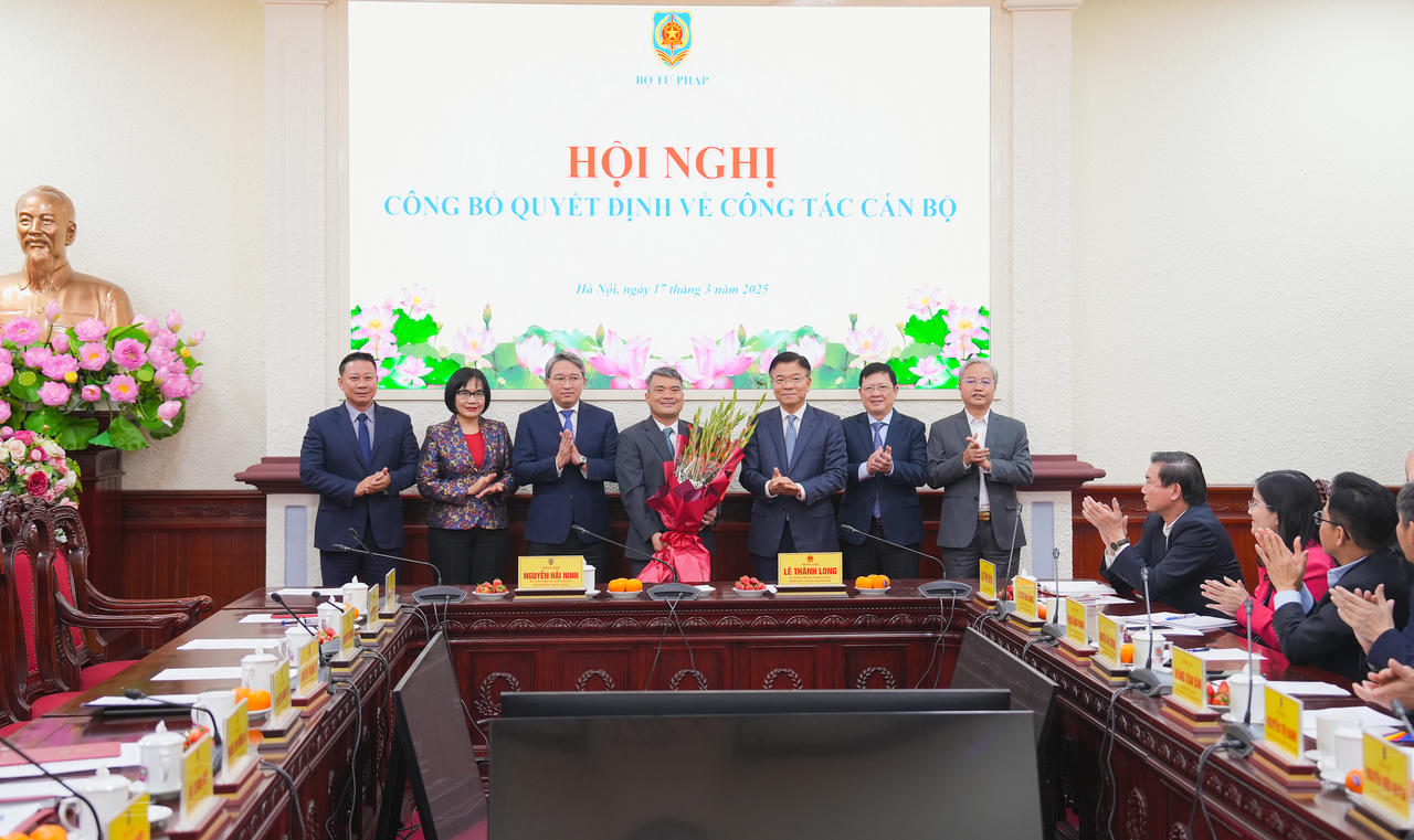 Trao quyết định bổ nhiệm Thứ trưởng Bộ Tư pháp Nguyễn Thanh Tú