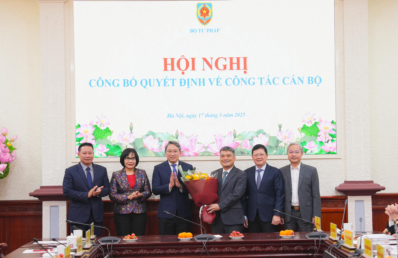 Trao quyết định bổ nhiệm Thứ trưởng Bộ Tư pháp Nguyễn Thanh Tú