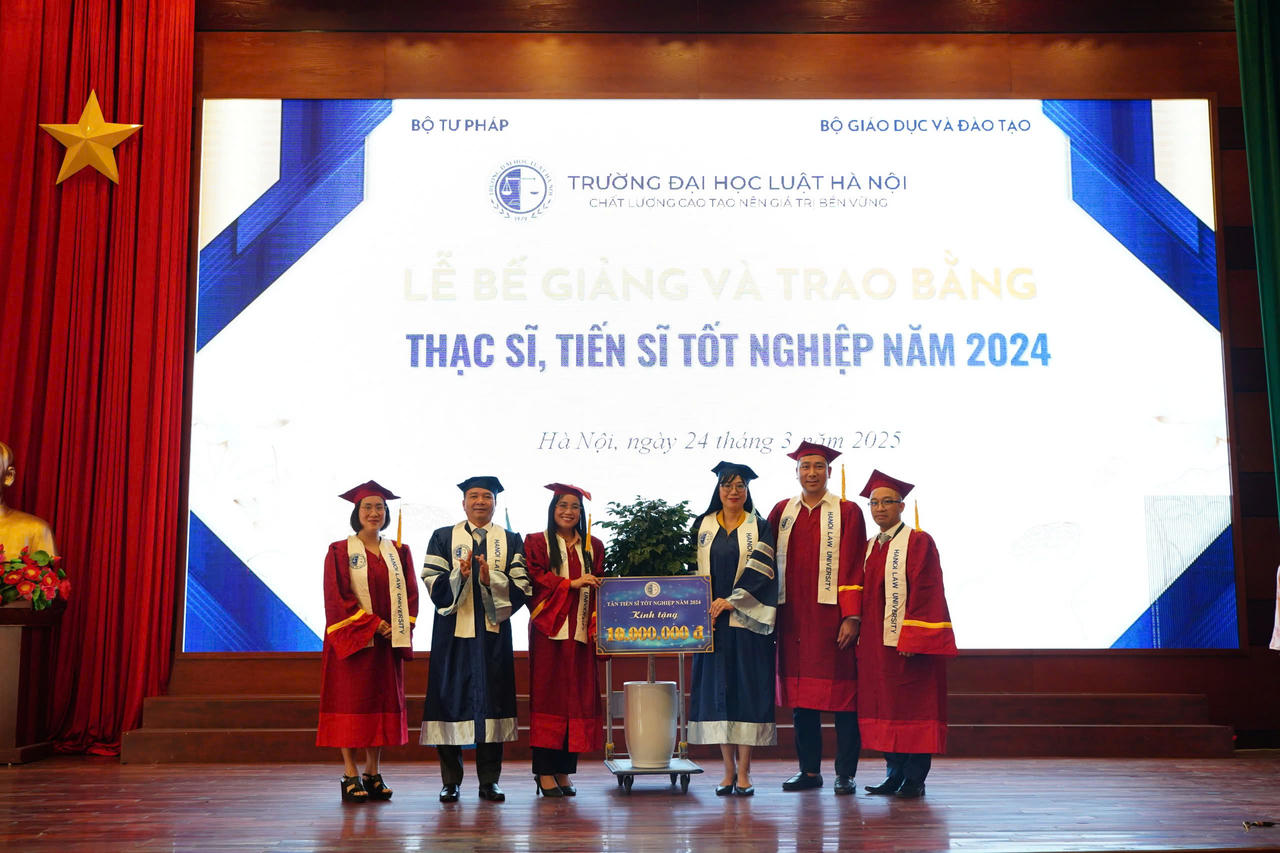 Trường Đại học Luật Hà Nội trao bằng thạc sĩ, tiến sĩ năm 2024